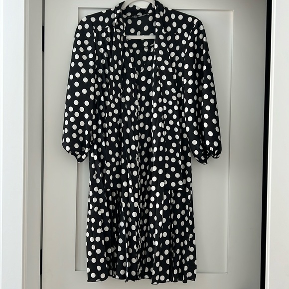 Black and white oversized silky pleated dress - Picture 1 of 4